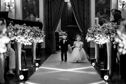 entrada pajem e dama de honra com alianças decoração flores preto e branco'