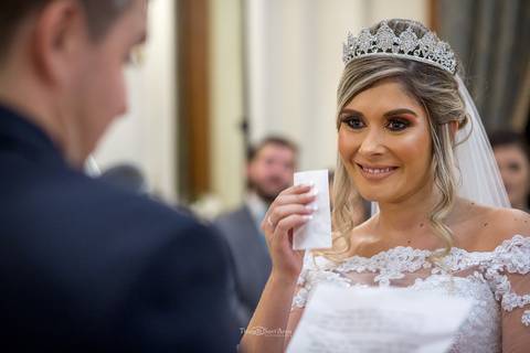 noiva sorri emocionada noivo lê seus votos'