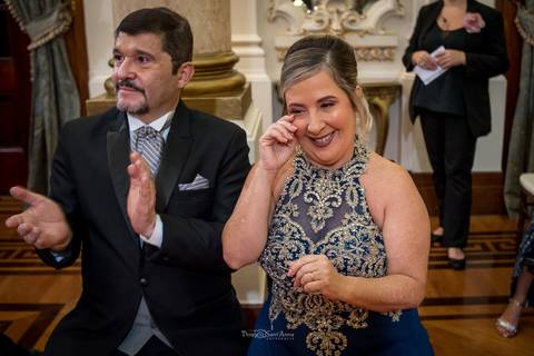 padrinho aplaude madrinha emocionada'