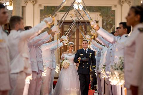 noivos passam por entre militares de farda branca erguem espadas'