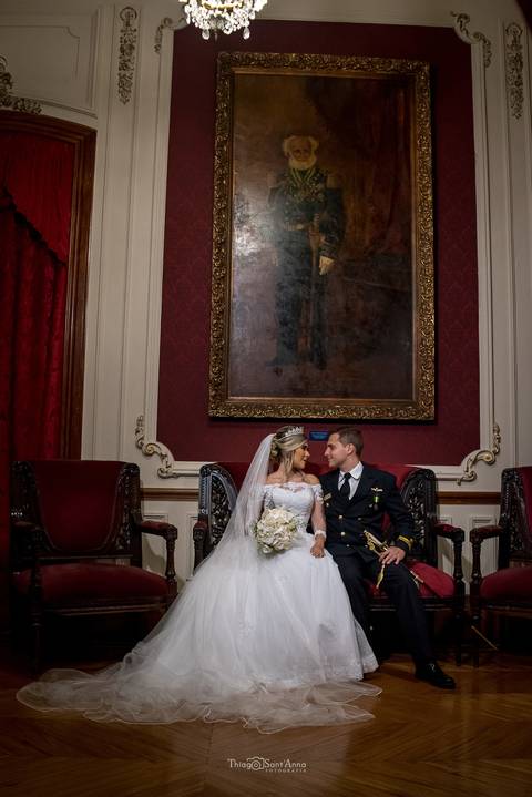 noivos sentados sob obra de arte quadro '