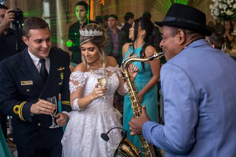 noivos dançam na pista com convidados e banda saxofonista festa de casamento '