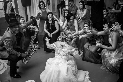 noiva dança junto a madrinhas saxofonista banda festa casamento preto e branco'