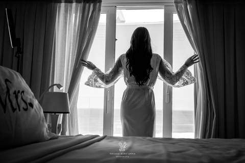 dia de noiva abre cortinas admira paisagem preto e branco'