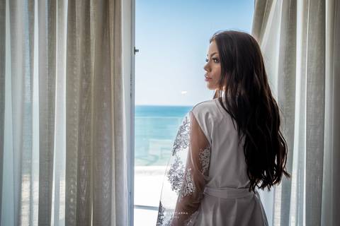 dia de noiva paisagem praia pela janela cortinas brancas'