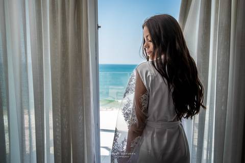 dia de noiva paisagem praia pela janela cortinas brancas'