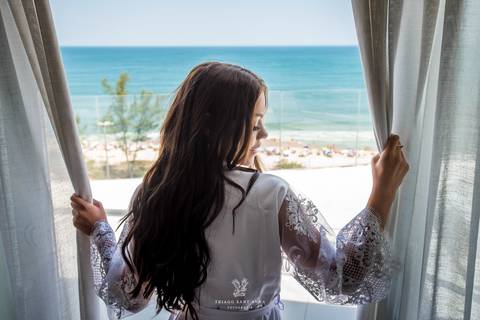 dia de noiva paisagem praia pela janela cortinas brancas'