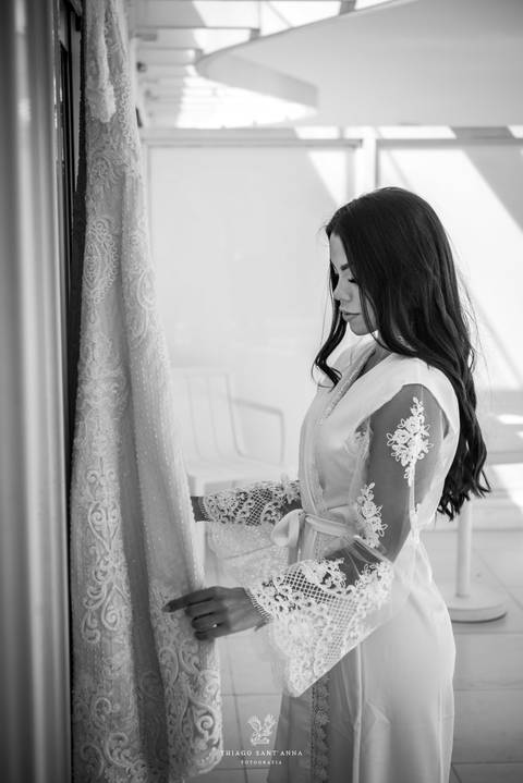 noiva admira seu vestido preto e branco'