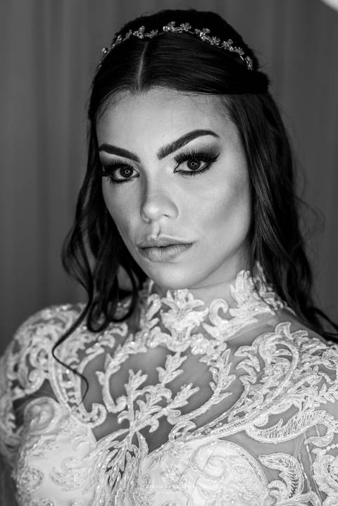 noiva penteado maquiagem vestido rendado preto e branco'