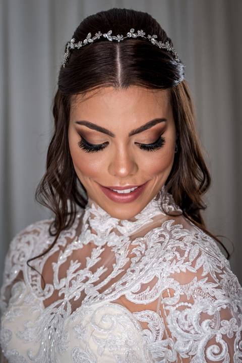 noiva penteado maquiagem vestido rendado'