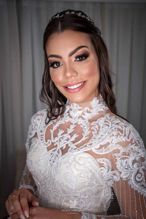 noiva sorri penteado maquiagem vestido rendado'