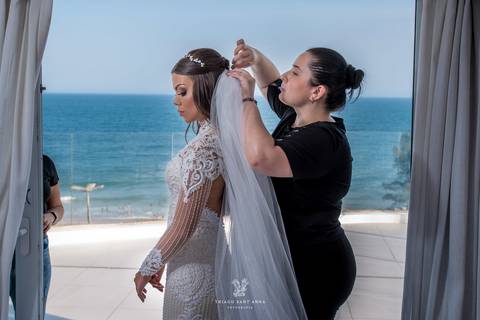 noiva vestido véu paisagem praia'