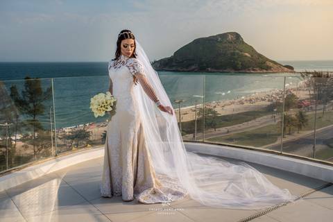 noiva vestido véu buque copo de leite paisagem praia'