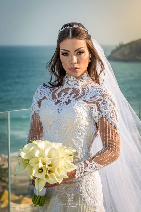 noiva vestido véu buque copo de leite paisagem praia'