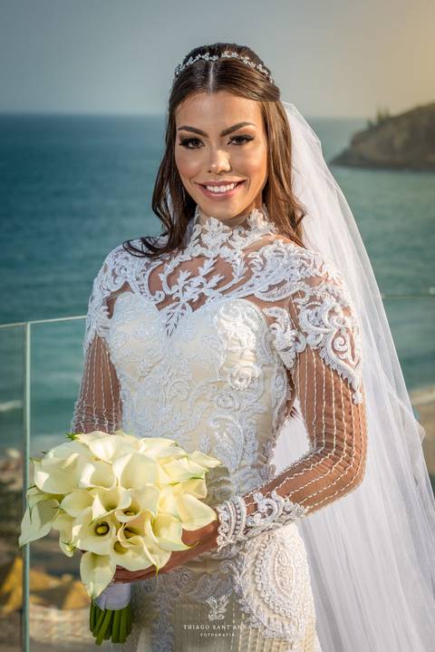 noiva vestido véu buque copo de leite paisagem praia'