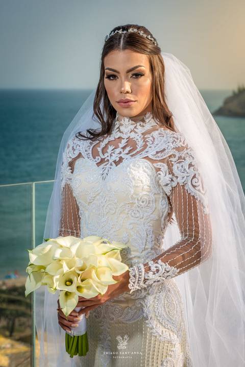 noiva vestido véu buque copo de leite paisagem praia'