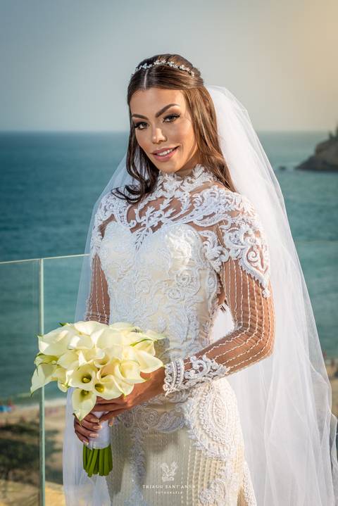 noiva vestido véu buque copo de leite paisagem praia'