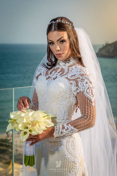 noiva vestido véu buque copo de leite paisagem praia'