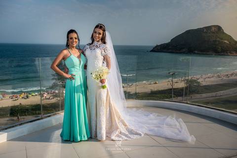 noiva com madrinha vestido véu buque copo de leite paisagem praia'
