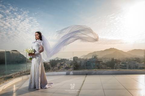 noiva vestido véu buque copo de leite paisagem praia'