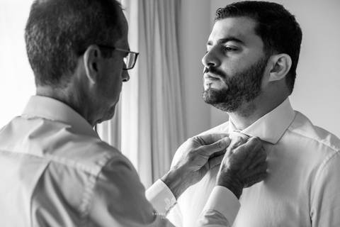 preparos do noivo casamento cerimônia preto e branco'