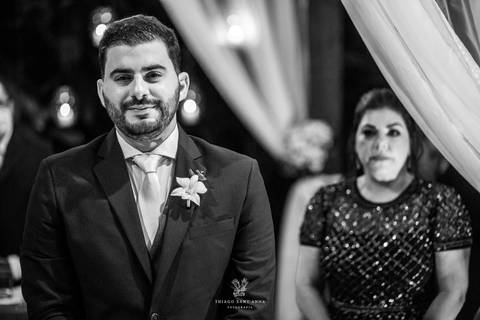 noivo no altar aguarda noiva preto e branco'