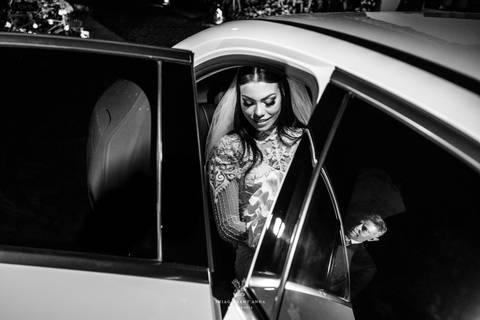 chegada da noiva carro preto e branco'