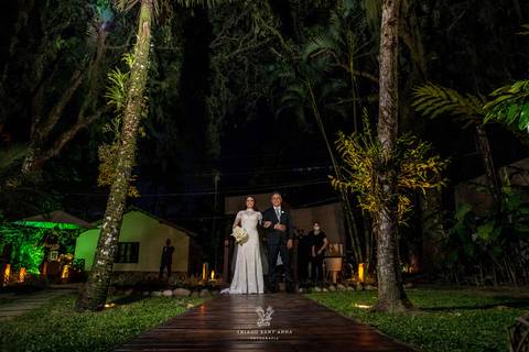 entrada da noiva com seu pai ambiente externo vegetação gramado palmeiras'