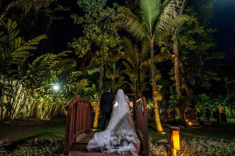 entrada da noiva com seu pai ambiente externo vegetação gramado palmeiras'