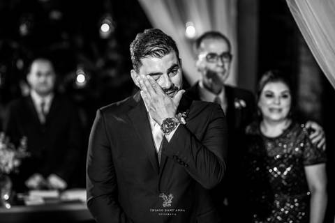 noivo emocionado observa entrada da noiva preto e branco '