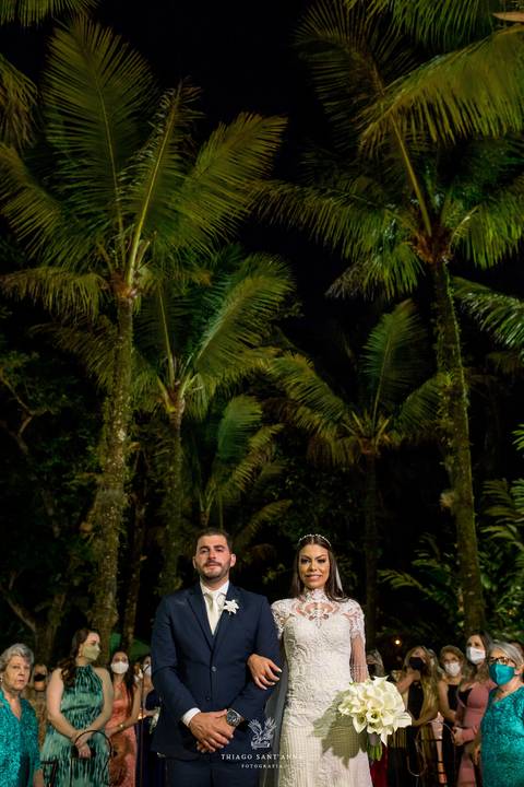 noivos vão ao altar ambiente externo vegetação palmeiras'