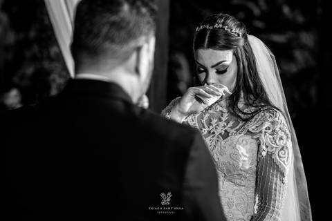 noivo lê seus votos noiva emocionada preto e branco'