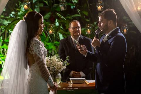 noivo lê seus votos noiva véu vestido buque pastor atendo ao noivo'