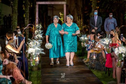 entrada damas de honra idosas vestido azul buque convidados observam'