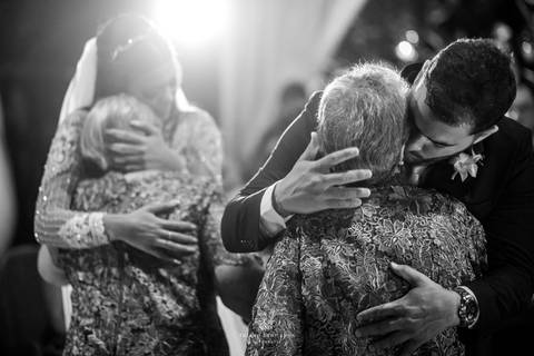 noivos recebem damas de honra abraços preto e branco'