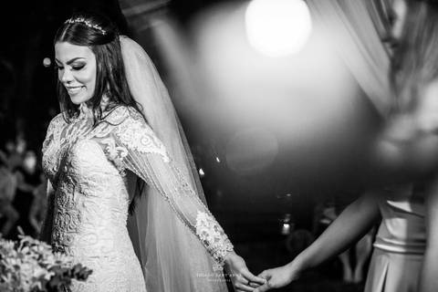 noiva vestido véu buque mãos dadas preto e branco '