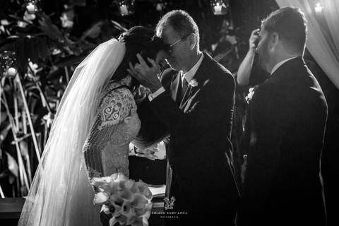 pai abraça noiva véu buque noivo observa preto branco'