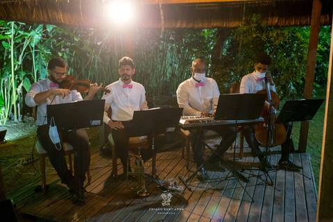 banda casamento tocam estrutura de madeira vegetação ao fundo '