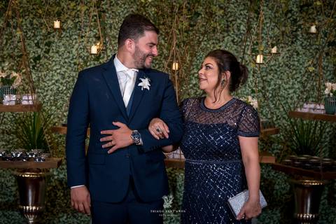 noivo com sua mãe decoração rústica verde madeira'