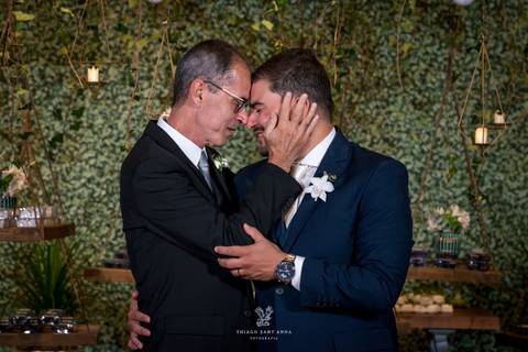 noivo com seu pai decoração rústica verde madeira'