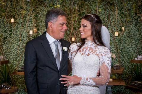 noiva com seu pai decoração rústica verde madeira'