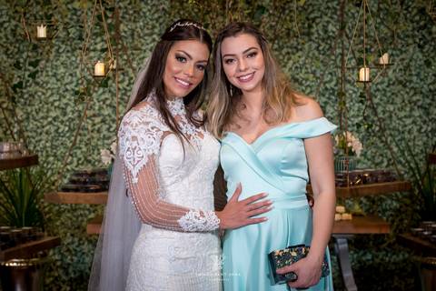 noiva posa com sua irmã decoração rústica verde madeira'