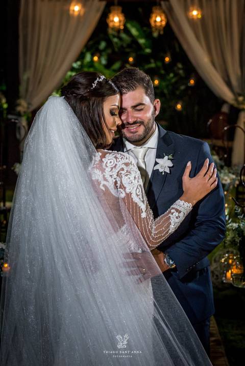 noivos sorrindo abraçados noiva vestido véu'