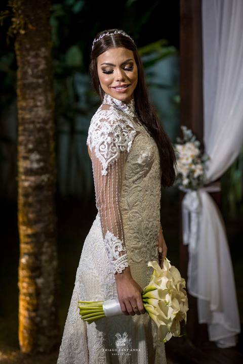 perfil noiva vestido renda coqueiro cortina branca'