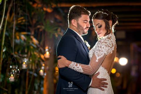 caminho madeira noivos abraçados vegetação ao fundo'