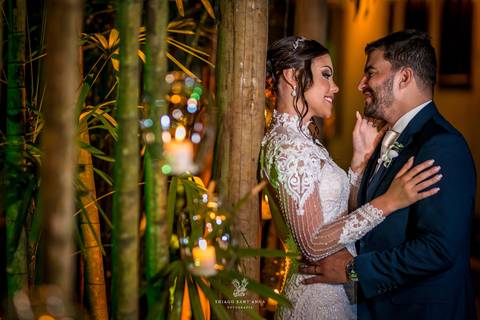 caminho madeira noivos abraçados vegetação ao fundo'