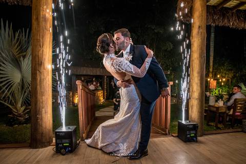 beijo dos noivos madeira vegetação '