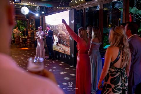 noivos dançam pista de dança convidados observam'