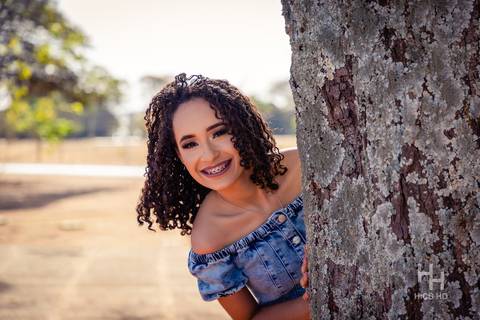 fotografia na árvore ensaio na árvore ensaio em natureza  saindo de trás da árvore foto na árvore foto 15 anos ensaio de 15 anos  foto sorrindo brasília'