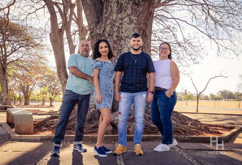 fotografia na árvore ensaio na árvore ensaio em natureza  saindo de trás da árvore foto na árvore foto 15 anos ensaio de 15 anos foto contra o sol foto sorrindo foto com a família ensaio com a família família sorrindo brasília'